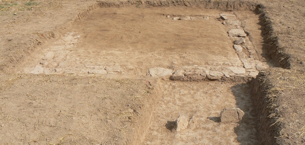 Lado sureste del edificio central una vez ya delimitados los coronamientos de los muros