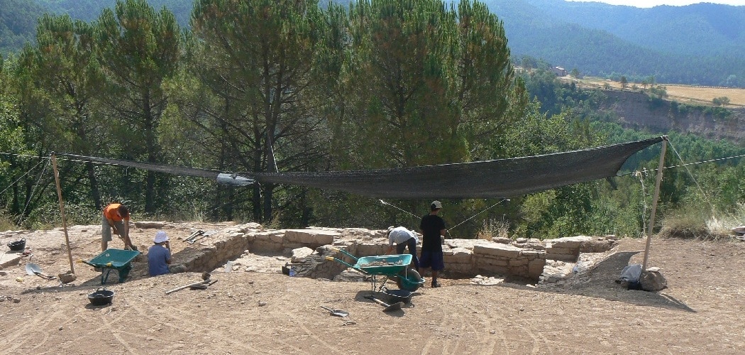 Trabajos de excavación en los espacios cercanos a la muralla romana tardo-republicana