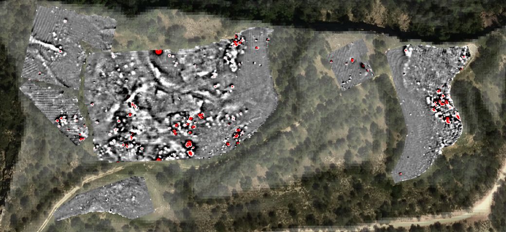 Mapa de gradient magnètic: les zones cremades i els possibles metalls estan indicats en vermell, els possibles carrers o rases en blanc (dades de SOT Prospecció Arqueològica)