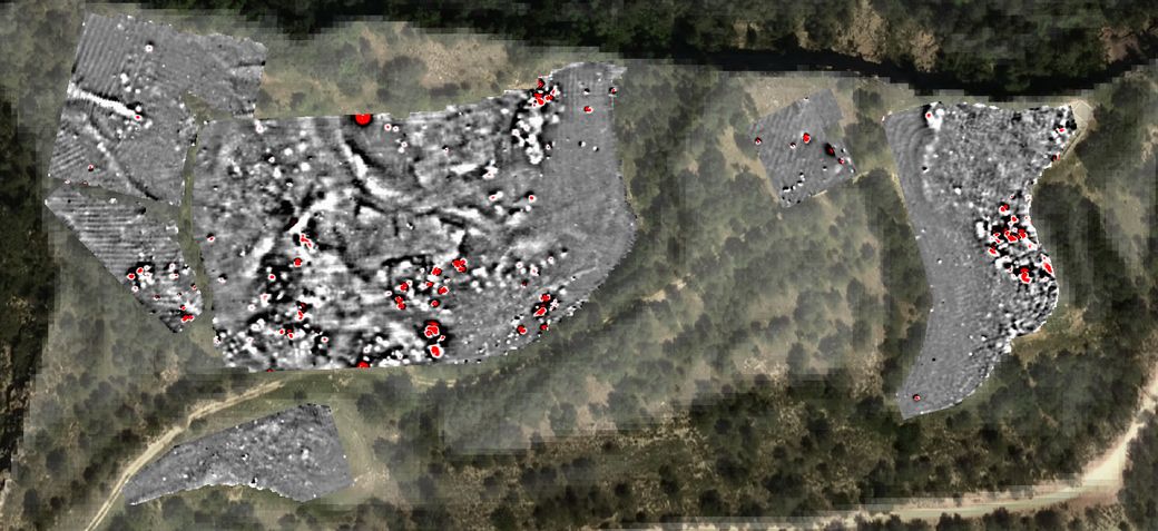 Mapa de gradiente magnético: las zonas quemadas y los posibles metales están indicados en rojo, las posibles calles o zanjas en blanco (datos de SOT Prospecció Arqueològica)