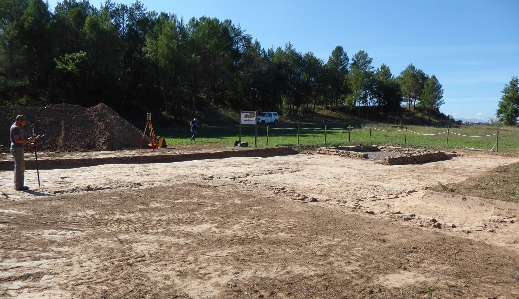 Antes de iniciar la excavación del ámbito 19 se delimitó el edificio resiguiendo sus muros perimetrales.