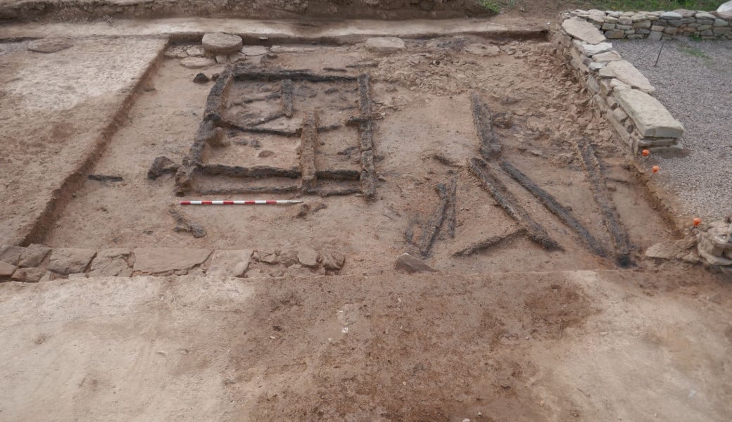 The wooden structure has been preserved thanks to having been burned, it would otherwise have rotted and disappeared forever.