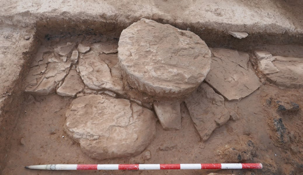 Base circular de apoyo de un pilar de madera falcada con piedras