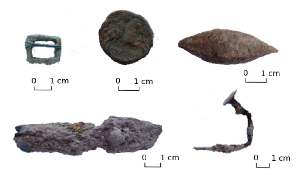 A dalt, d’esquerra a dreta: sivella de bronze, moneda ibèrica i projectil de fona de plom. A baix, d’esquerra a dreta: punta d’un projectil de catapulta i clau de ferro.